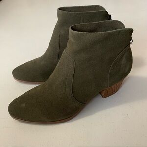 Violet & Red Size 7.5 Olive Green Suede Leather Cupid Ankle Booties Boots NWT